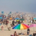  Тысячи людей заполняют калифорнийские пляжи