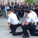 Полицейский Нью-Йорка сожалеет, что встал на колено с протестующими